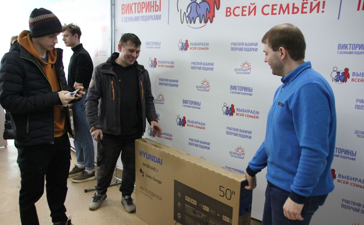 В Туле началось вручение подарков победителям викторины к 10-летию воссоединения Крыма с Россией