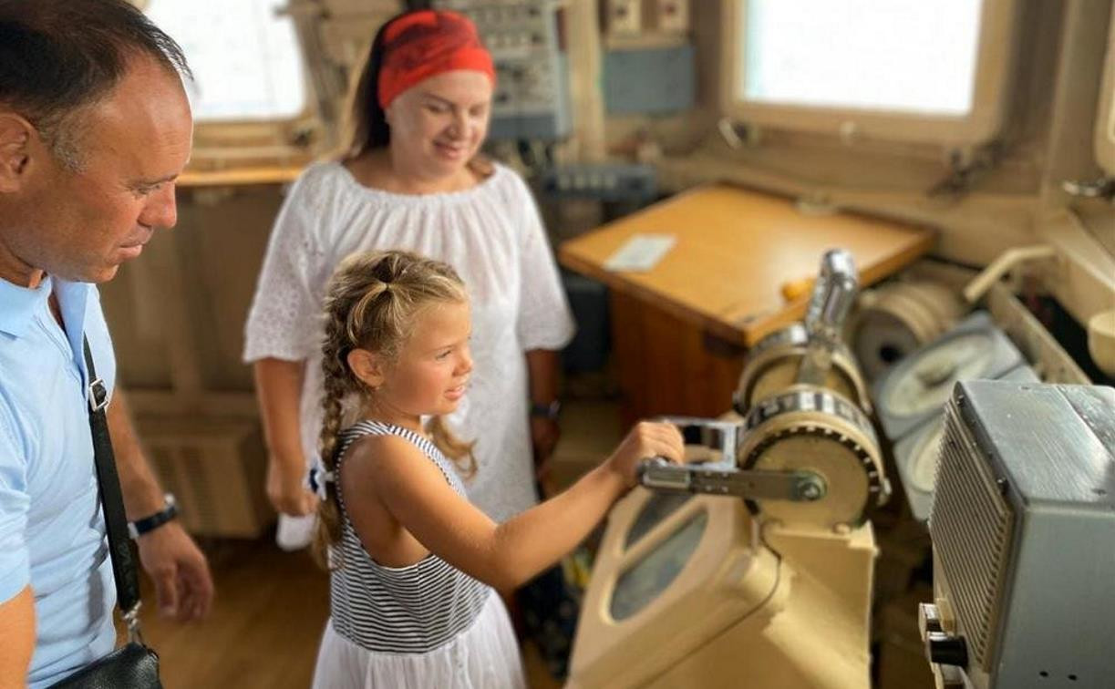 Семилетней тулячке-спасательнице Даше Павловой подарили экскурсию по кораблю Черноморского флота