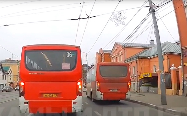 Автобус «не поместился» на остановку на ул. Октябрьской