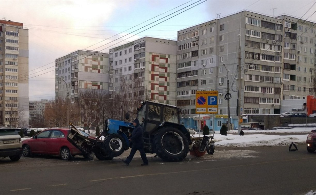 Необычное ДТП в Туле: трактор потерял колесо и протаранил легковушку