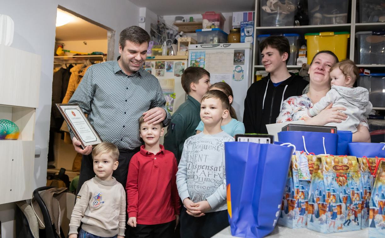 Ноутбук и сертификат на автомобиль: многодетные семьи Тулы получили подарки от Алексея Дюмина