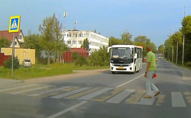«Накажи автохама»: водитель автобуса не пропустил пешехода
