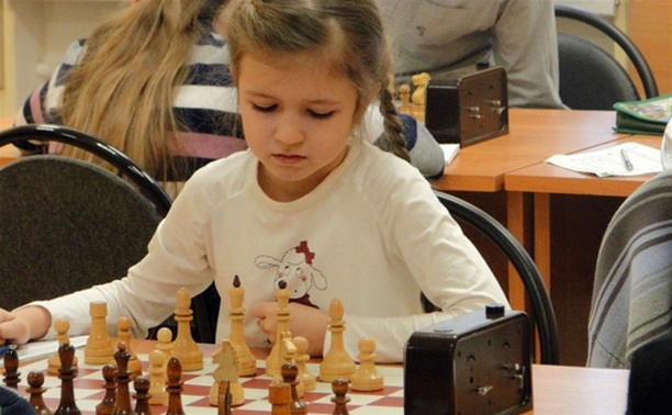 Юные тульские шахматистки провели очередные партии на чемпионате мира