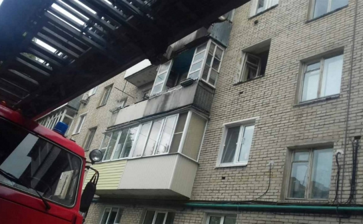 Тульские пожарные спасли человека из горящей квартиры на ул. Рязанской