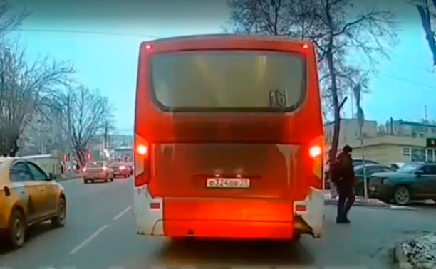 На ул. Кирова водитель автобуса внезапно ринулся высаживать пассажира