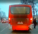 На ул. Кирова водитель автобуса внезапно ринулся высаживать пассажира