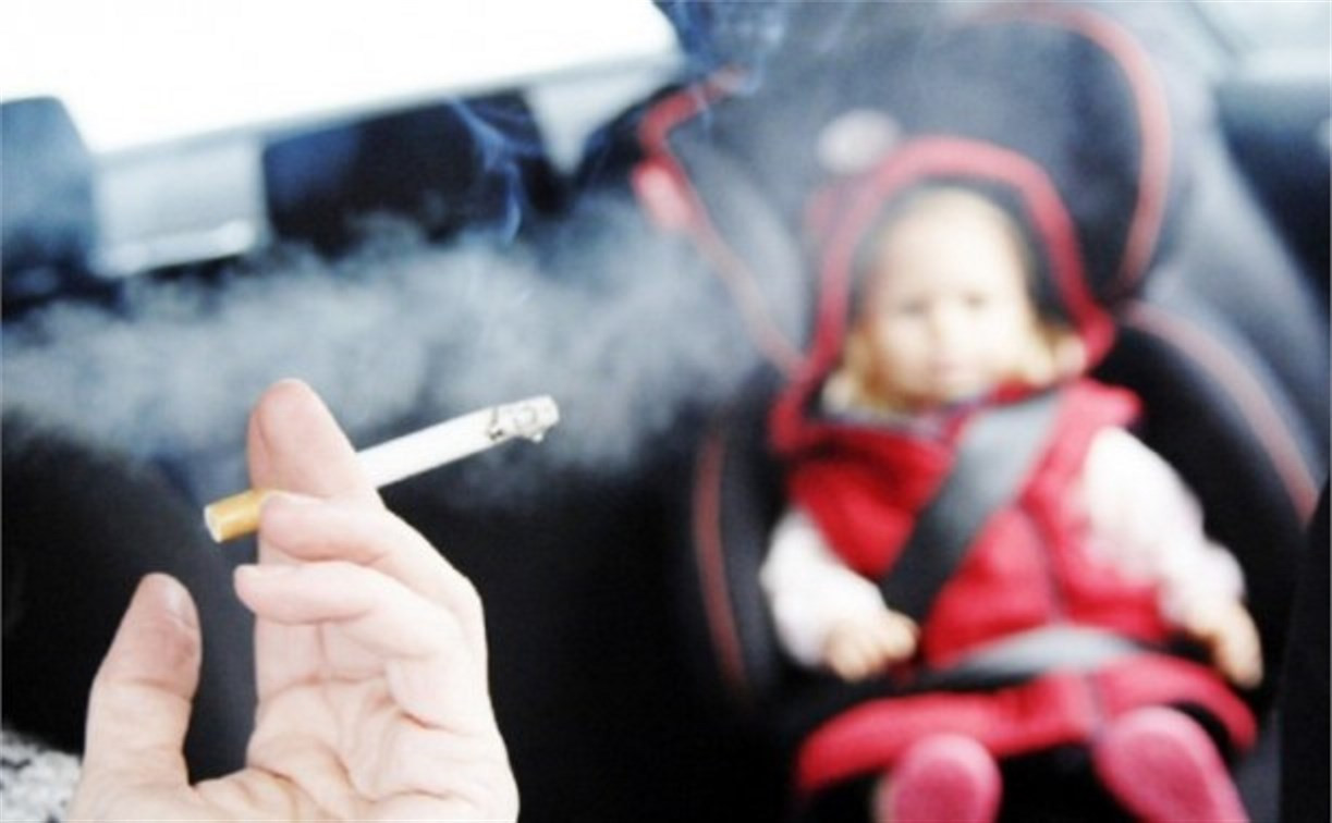 Россиянам разрешили курить в авто при детях