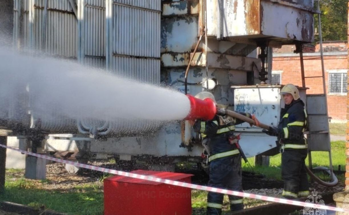 В Скуратово спасатели потушили условный пожар на трансформаторе: фоторепортаж