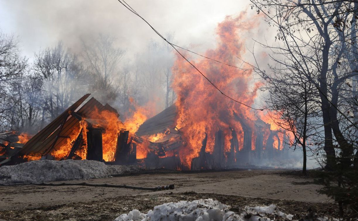 В Туле загорелось бывшее общежитие на улице Скуратовской: видео