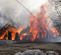 В Туле загорелось бывшее общежитие на улице Скуратовской: видео