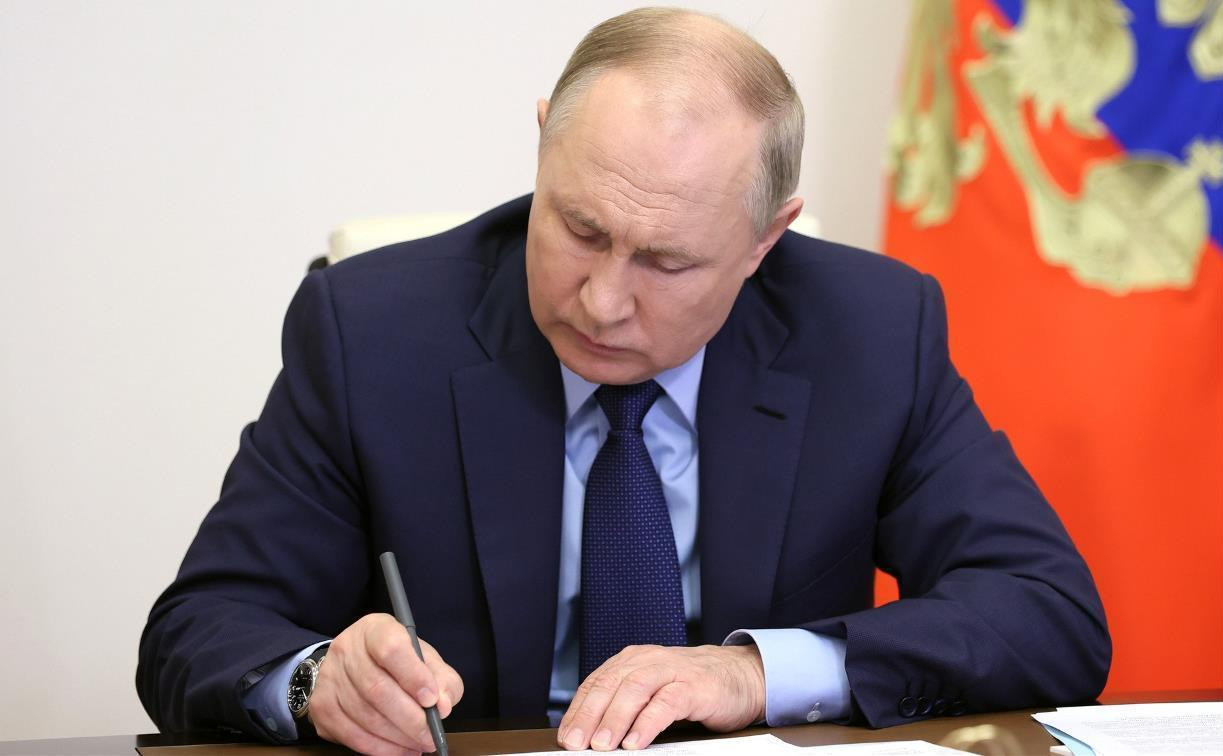 Владимир Путин подписал закон о штрафах за дискредитацию добровольцев