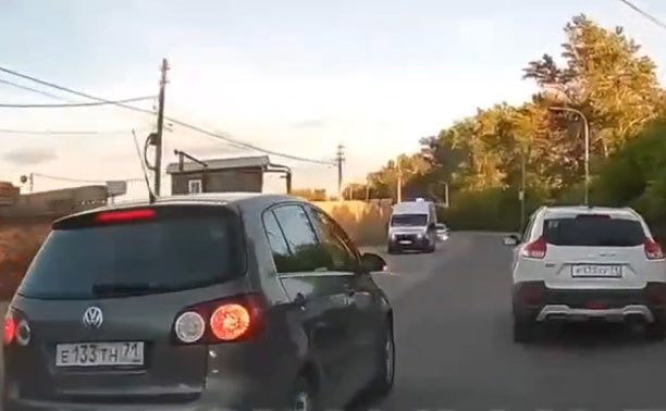 В Туле нарушитель ПДД едва не влетел в скорую