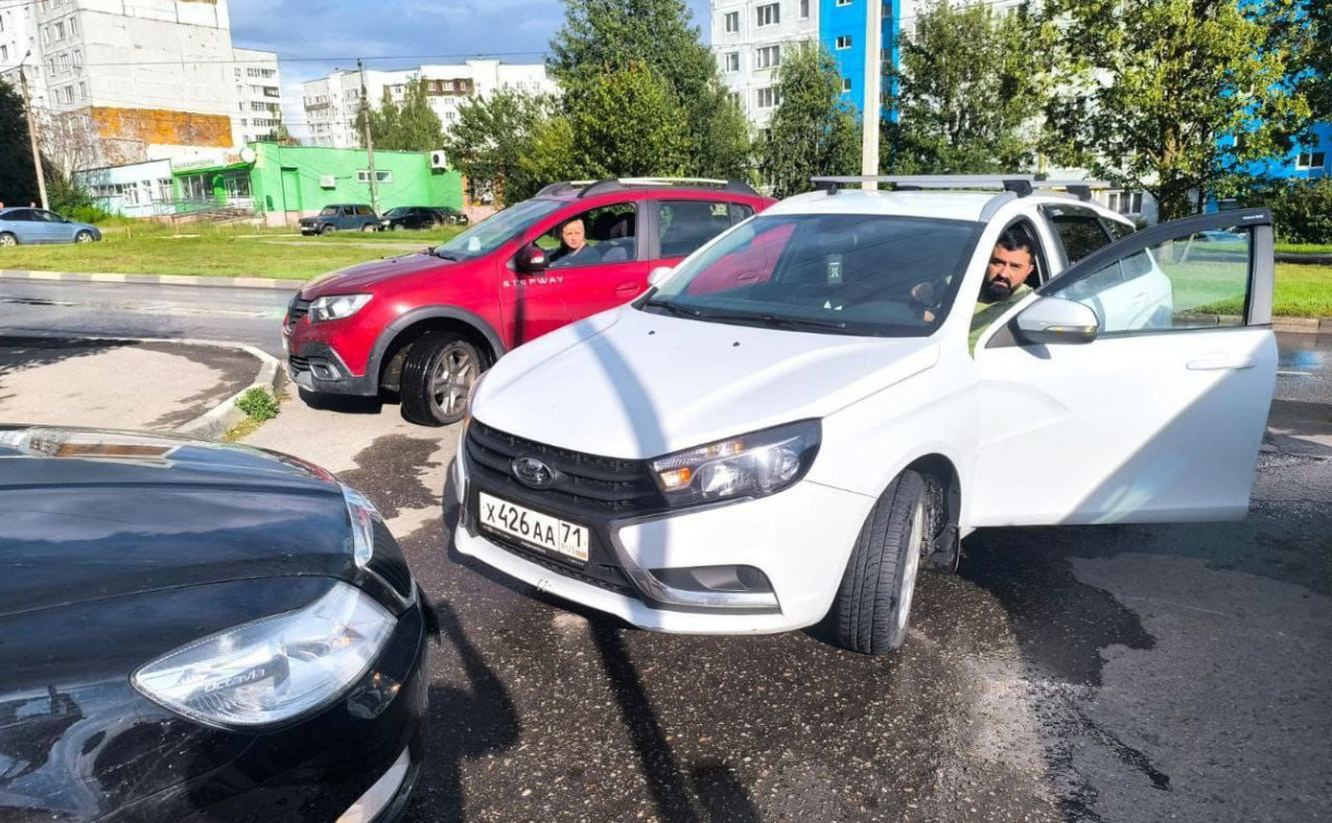 «Трое на одного»: в Туле на улице Бондаренко мужчины подрались на въезде во двор дома 