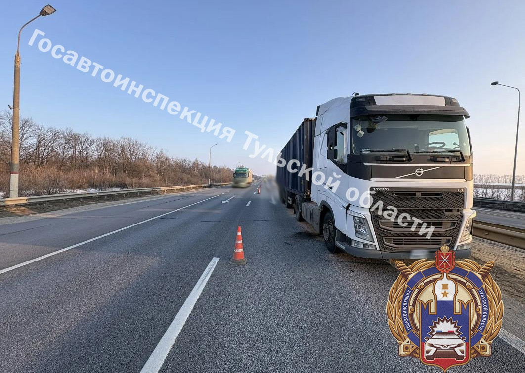 В Ефремове водитель Audi слишком сильно разогнался и влетел в фуру 