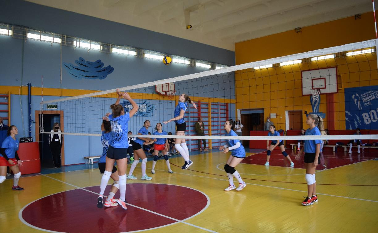 Тульские школьники сыграли в волейбол с чемпионами