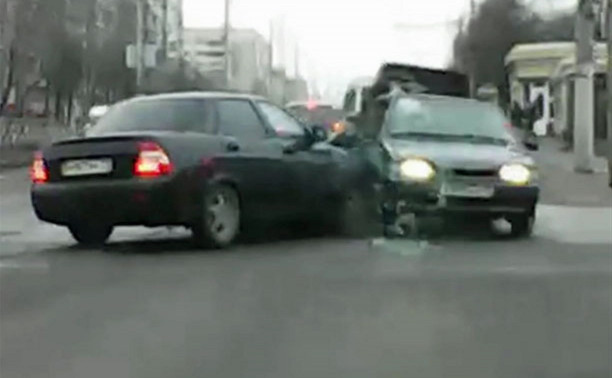 Видеорегистратор снял ДТП с вылетевшим на тротуар ВАЗом на ул. Ложевой в Туле