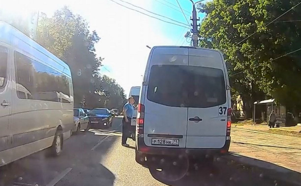 В Туле водители маршруток устроили разборки на дороге: видео