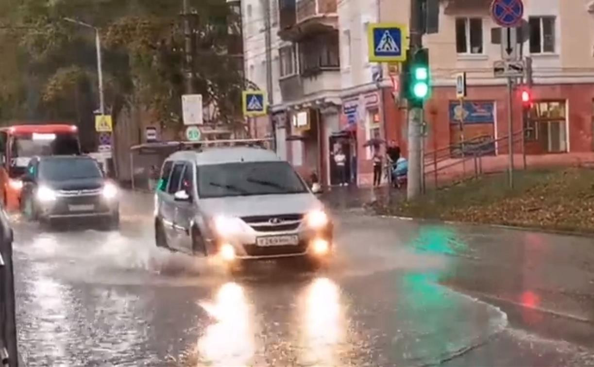 В Криволучье затопило улицы после сильного ливня: видео