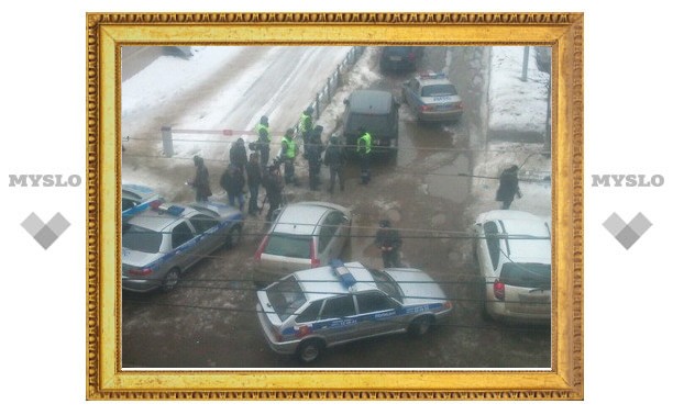В Туле сотрудники ГИБДД пытаются "выкурить" водителя авто с "крутыми" номерами