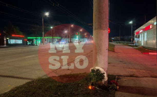 Туляки несут цветы на место смертельного ДТП на Пролетарском мосту