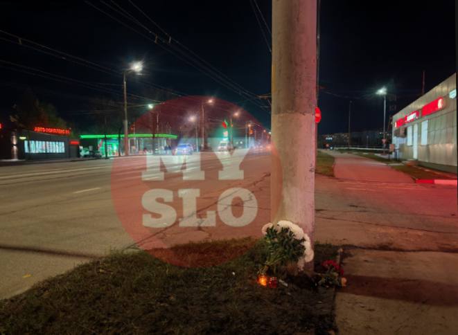 Туляки несут цветы на место смертельного ДТП на Пролетарском мосту