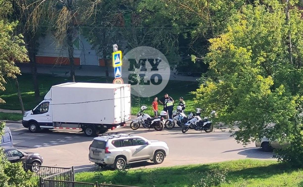В Мясново подросток на мотоцикле удирал от сотрудников ДПС и угодил под грузовик
