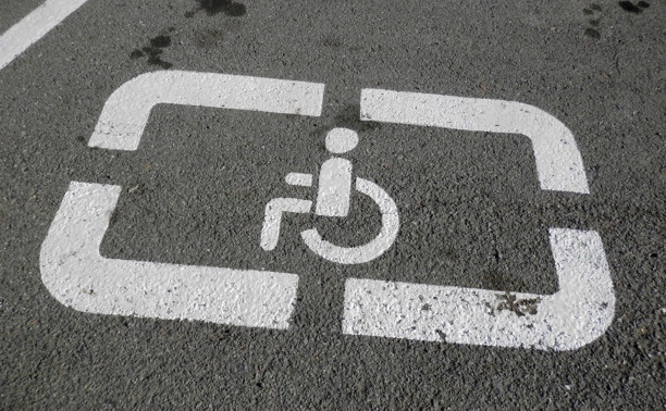 В Туле водители повсеместно паркуются под знаком «Парковка для инвалидов»