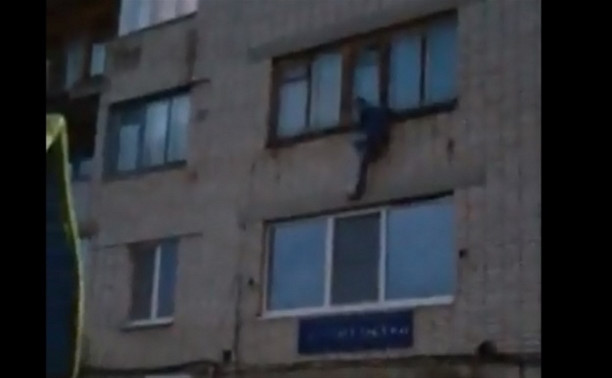 Неадекватный житель Новомосковска вышел из окна третьего этажа: видео