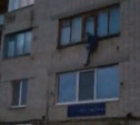 Неадекватный житель Новомосковска вышел из окна третьего этажа: видео