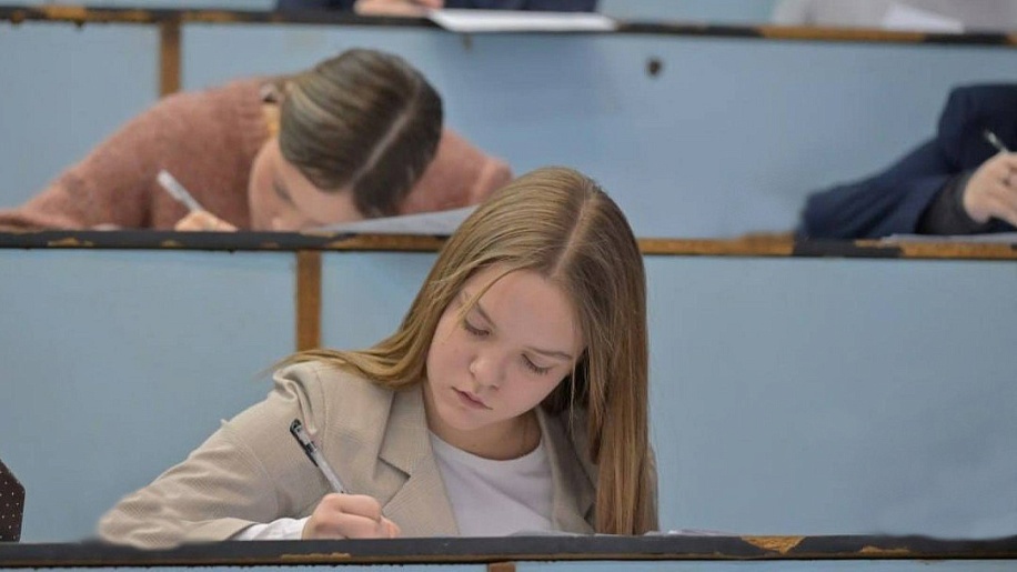 В Тульской области итоговое сочинение пишет более 100 одиннадцатиклассников