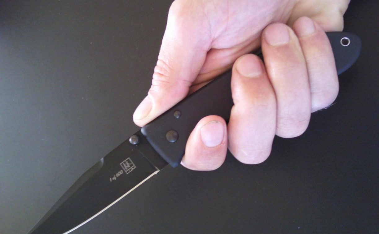 Мужчина под угрозой ножа отобрал у туляка ноутбук и мобильник