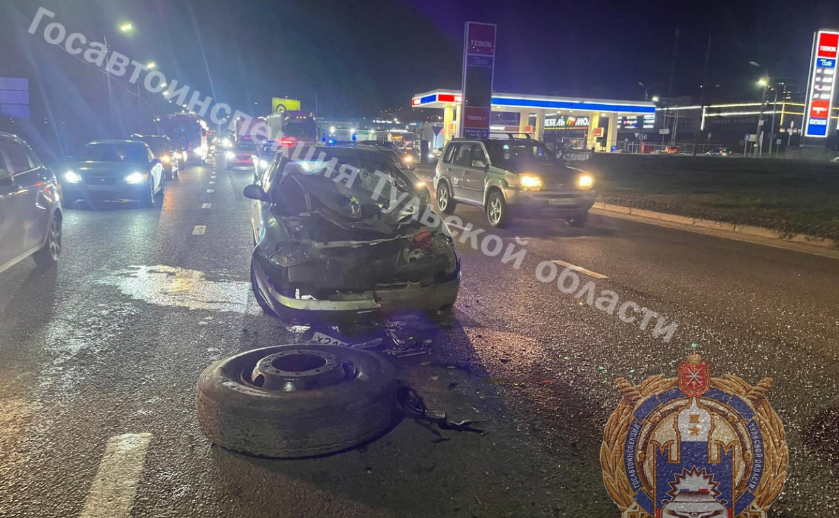Под Тулой Kia влетела в попутный КамАЗ: два человека пострадали