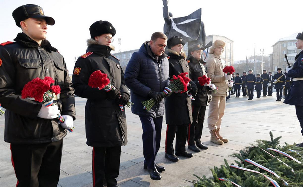 Алексей Дюмин возложил цветы к Вечному огню на площади Победы 