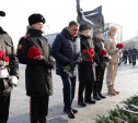 Алексей Дюмин возложил цветы к Вечному огню на площади Победы 