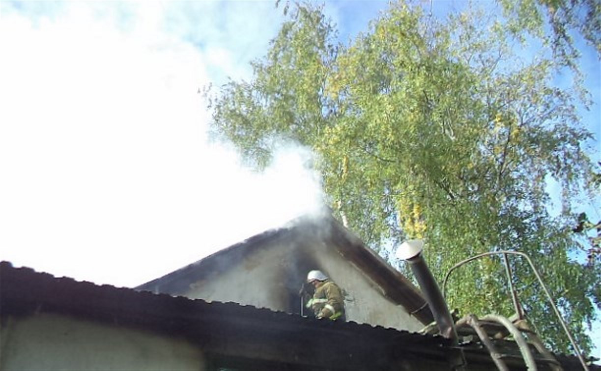В Ясной Поляне пожарные спасли из горящего дома двух пенсионеров