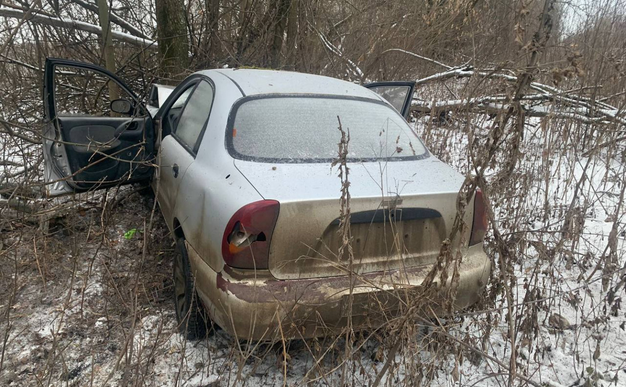 В Ефремове Chevrolet улетел в кювет и врезался в дерево