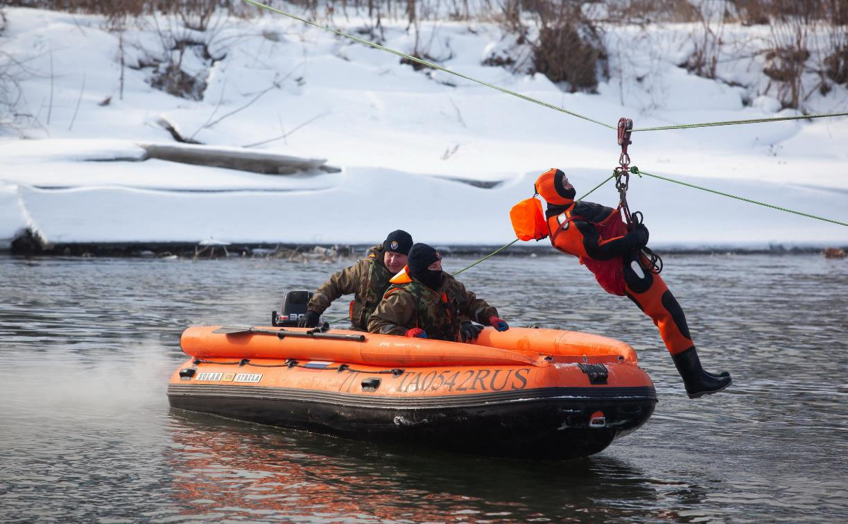 Провалившийся под лед школьник и терпящий бедствие рыбак: спасатели провели учения на Упе в Туле