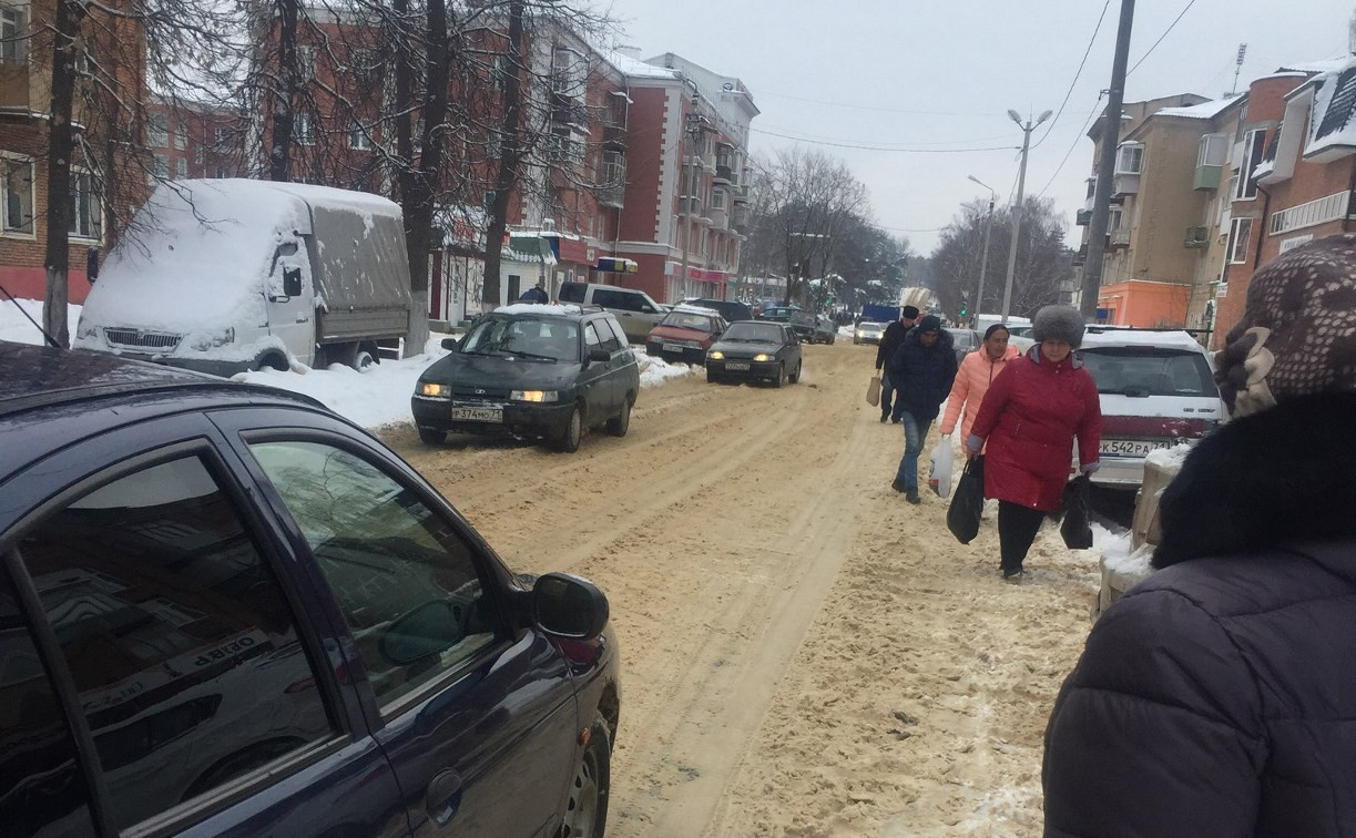 В Алексине перекрыли тротуар: Люди идут по проезжей части