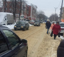 В Алексине перекрыли тротуар: Люди идут по проезжей части