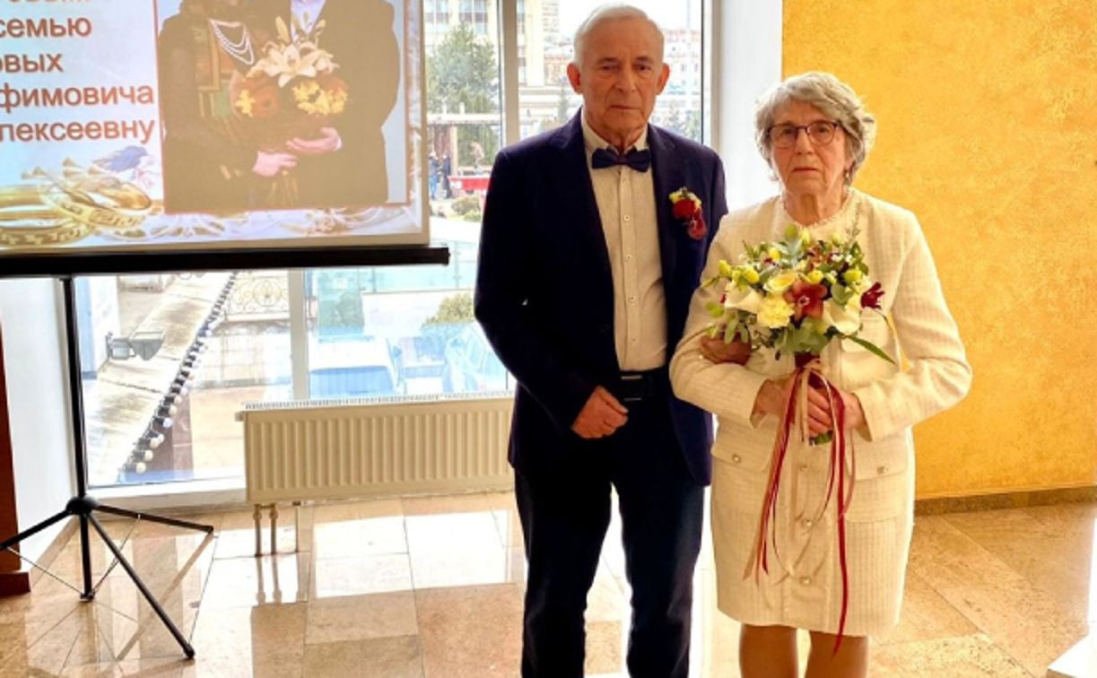 В Туле поздравили супругов Сенниковых с 60-летием семейной жизни