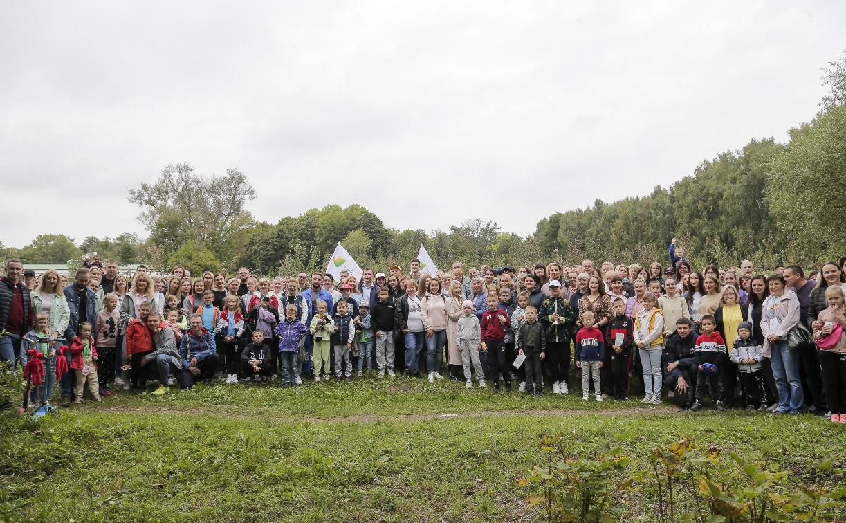 Сотрудники Сбербанка восстановили яблоневый сад в Ясной Поляне