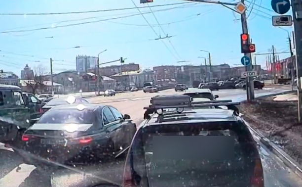 В Туле водитель Mercedes не стал переживать из-за очереди на поворот