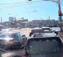 В Туле водитель Mercedes не стал переживать из-за очереди на поворот
