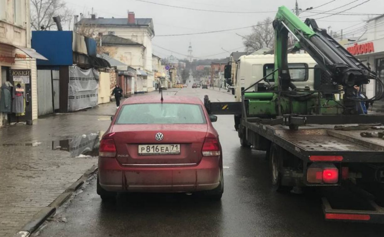 На ул. Пирогова эвакуатор увозит припаркованные автомобили