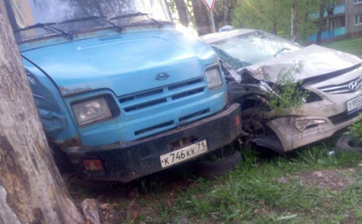 На улице Токарева в Туле ЗИЛ врезался в иномарку и дерево