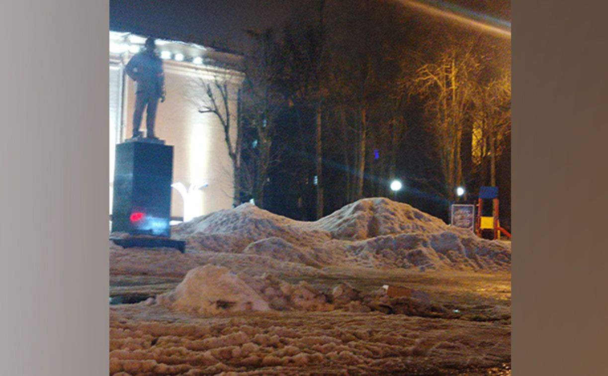 Жители Киреевска жалуются на неубранный снег на центральной площади