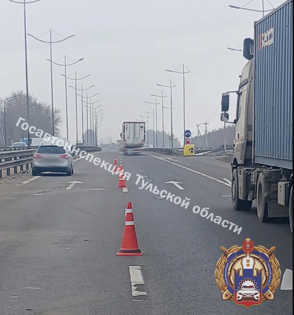 В Киреевском районе Volkswagen врезался в китайский кроссовер и дорожное ограждение 