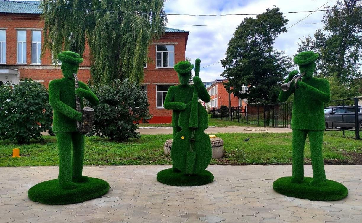 В Ефремове установили зеленую композицию из трех музыкантов