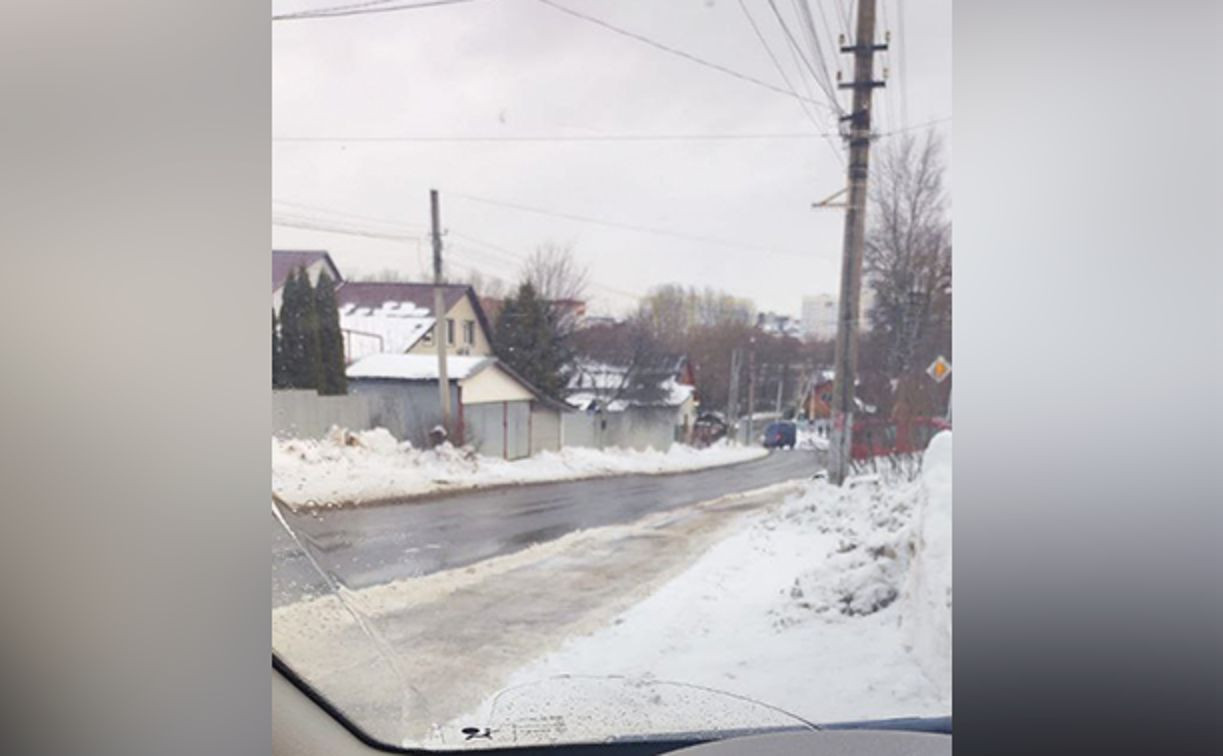 «‎Большегрузы разбивают нашу дорогу»: жители 1-го Лихвинского проезда пожаловались на строительную технику