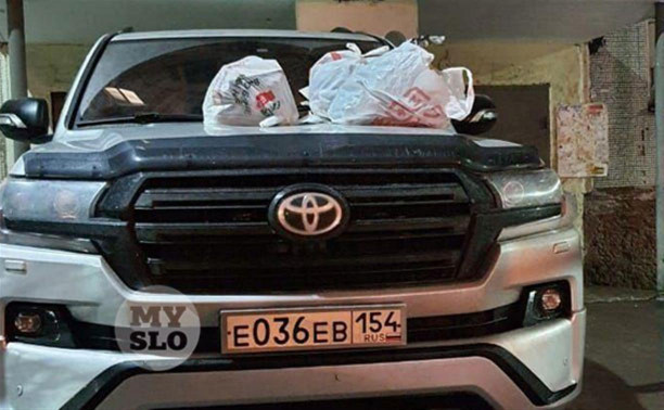 «Накажи автохама»: на ул. Бондаренко жильцы выбросили мусор на внедорожник